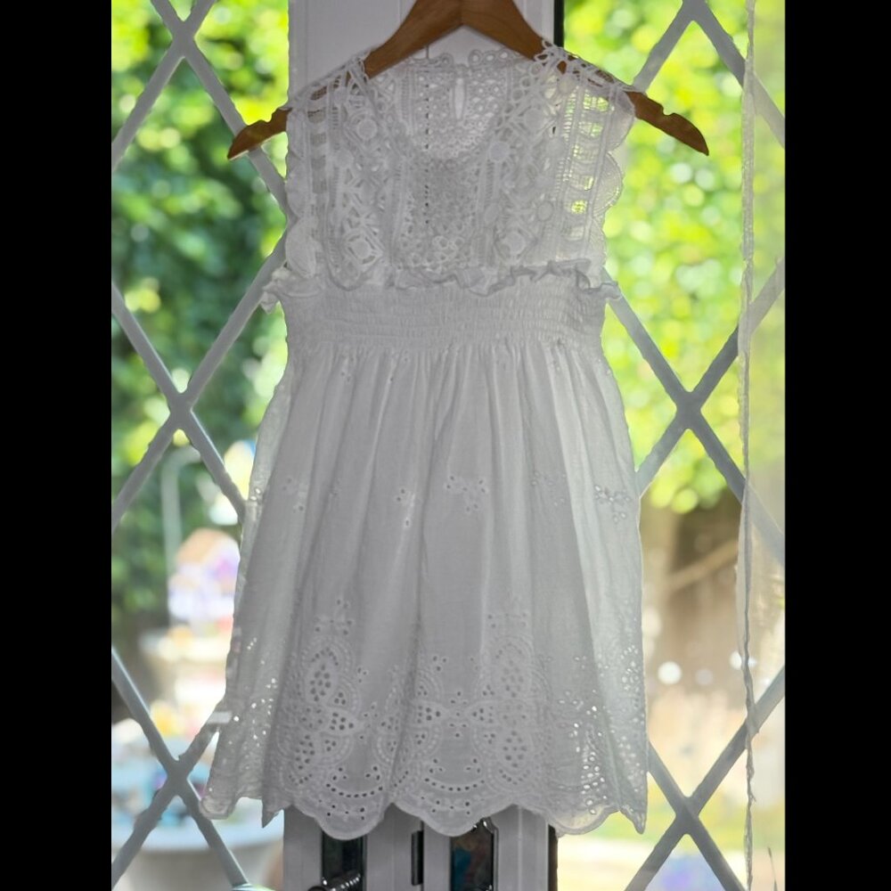 🆕Boutique White Eyelet Lace Sleeveless Top/Tank/Blouse Size Medium